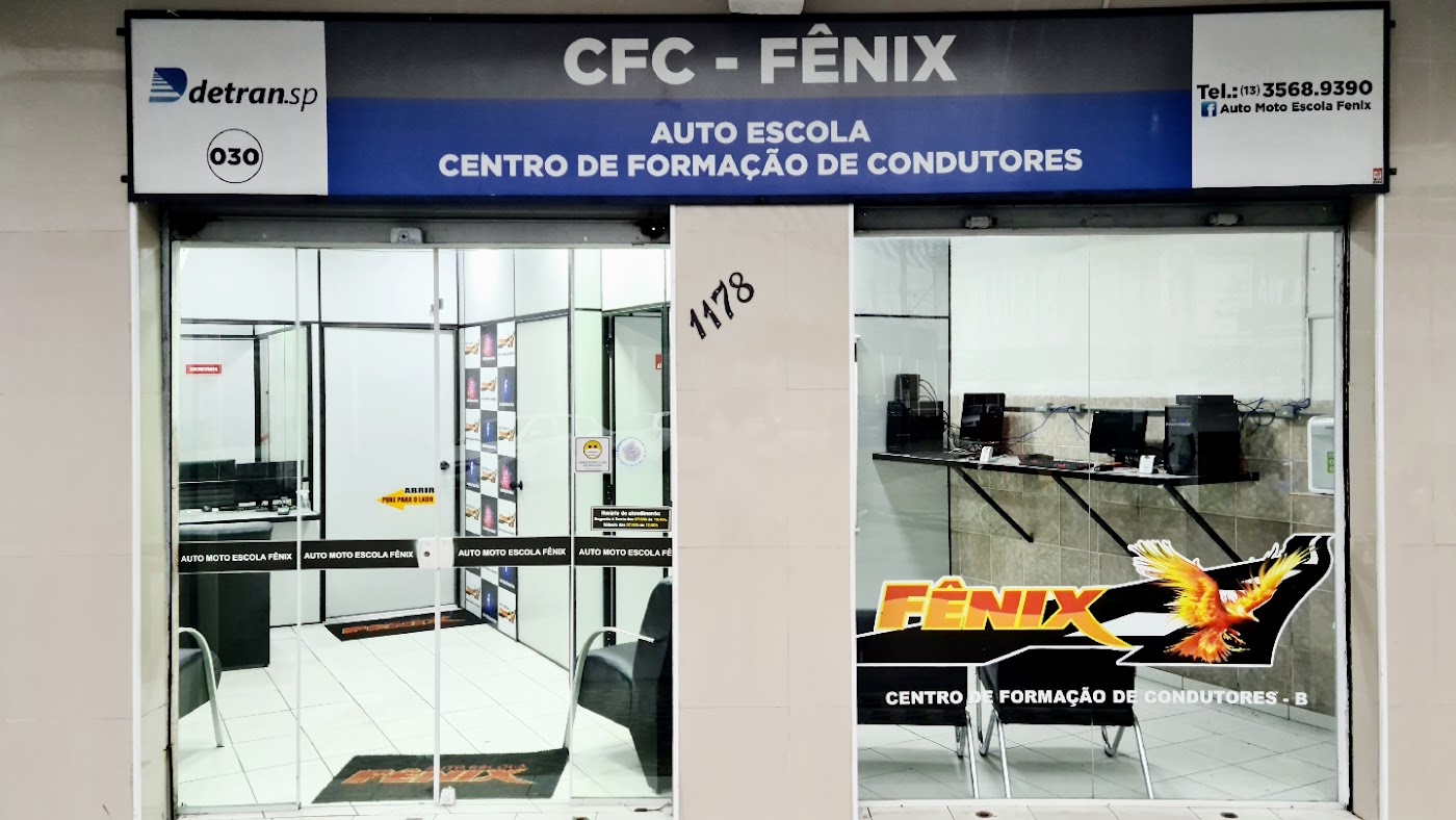 Fachada de vidro do CFC Fênix com a recepção ao fundo